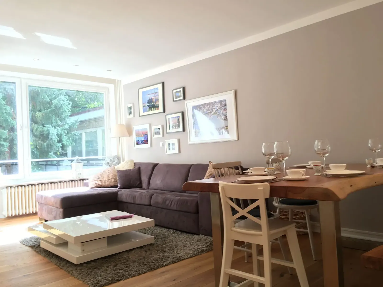 Wohnbereich mit Sofa und Esstisch im Alsterhude